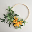 Paper flower hoop wreath: 3 yellow flowers. Un proyecto de Artesanía, Papercraft y Decoración de interiores de Eileen Ng - 21.07.2020