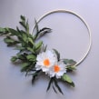 Paper flower hoop wreath: 2 white flowers. Een project van Craft, Papercraft y  Interieurdecoratie van Eileen Ng - 21.07.2020