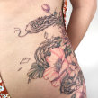 Atheris hispida, entre flores. Un proyecto de Ilustración tradicional, Diseño de tatuajes e Ilustración botánica de Icarus - 08.03.2021