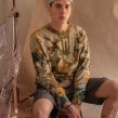 Tie Dye Sweater. Un proyecto de Diseño, Moda, Diseño de moda, Costura y Teñido Textil de Peter Wasp - 18.05.2021