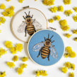 Beautiful Needle Felted Honey Bees. Un proyecto de Artesanía, Ilustración textil, Tejido e Ilustración naturalista				 de Dani Ives - 02.10.2021