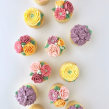 Buttercream Flower Cupcakes. Un proyecto de Diseño, Artesanía, Cocina y Artes culinarias de Liz Shim - 11.01.2022