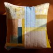 Plant Dyed Patchwork pillow. Un projet de Couture, Art textile, Teinture textile , et Design textile de Rebecca Rigg - 02.02.2022