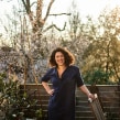 Charlotte Mendelson for Guardian Weekend. Un proyecto de Fotografía, Fotografía de retrato y Fotografía en exteriores de Liz Seabrook - 27.04.2022