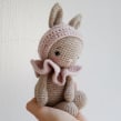 Bunny PEACHES. Character Design, To, Design, Creativit, Crochet, and Amigurumi project by Elisa Ems-Domenig - 06.19.2022