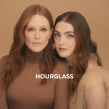 We Glow by Hourglass Cosmetics. Een project van  Reclame,  Muziek y Film, video en televisie van Juan Dussán & Alex Wakim - 20.09.2022