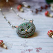 Colar Cheshire Cat - Alice in Wonderland. Un proyecto de Diseño de complementos y Artesanía de Juliana Lanini - 19.10.2022