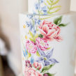hand painted wedding cake with spring flowers. Een project van Traditionele illustratie, Koken, Schilderij,  Acr, lschilderij, Food St y ling van Emily Hankins - 17.11.2022