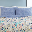 Floral-Grid Bedding for Makers Home Collective. Un proyecto de Diseño, Ilustración tradicional, Diseño de interiores, Pattern Design y Diseño textil de Elizabeth Olwen - 07.04.2019