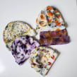 Cashmere & Wool Knit Hats. Un proyecto de Artesanía, Diseño de moda, Teñido Textil, Estampación textil y Diseño textil de Amanda de Beaufort - 16.12.2022