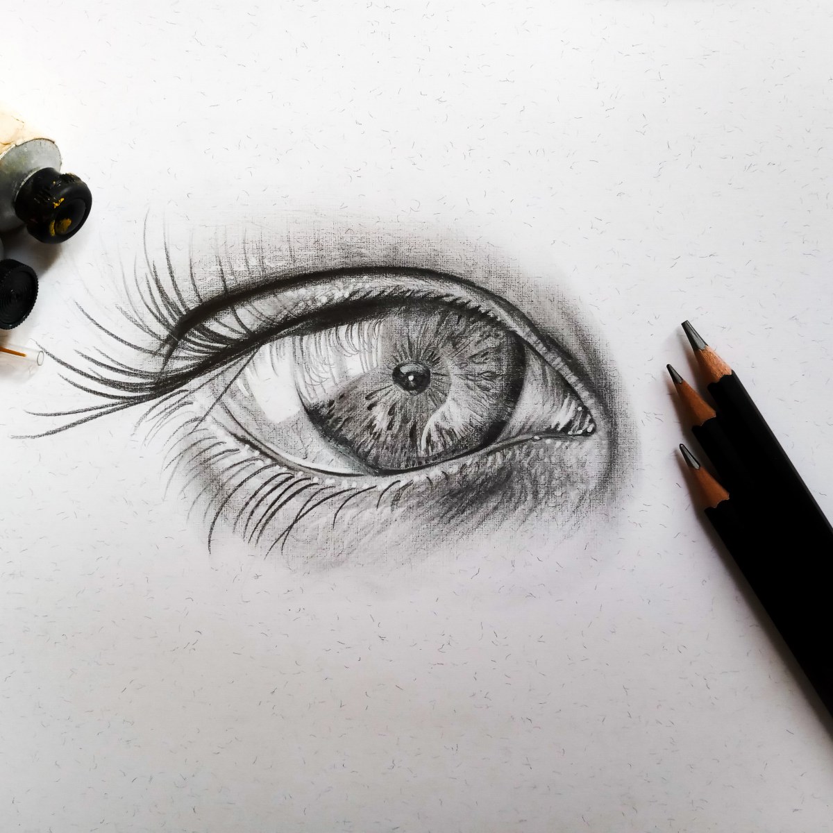 Eye Clouse Up Draw in Graphite | Domestika