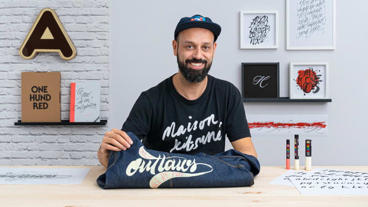 Calligraphie et lettering pour personnaliser les vêtements