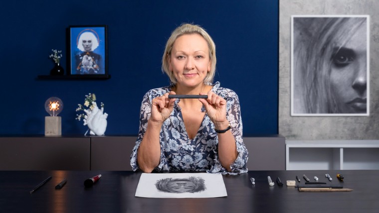 Künstlerisches Porträt mit Kohlestift: die Atmosphäre