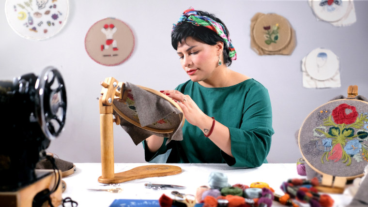 Técnica de bordado con paso atrás