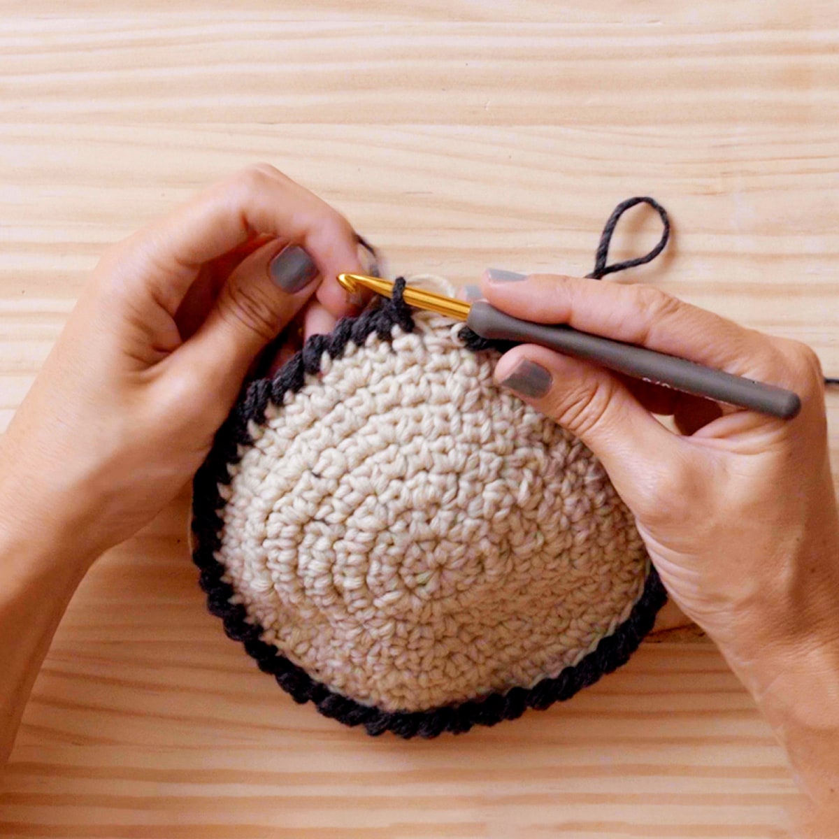 marxismo Retirada Rubí Tutorial Crochet: cómo tejer un monedero con técnica circular | Domestika