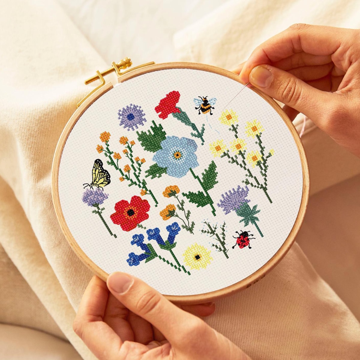 Sweet & Simple Embroidery: A Delicate & Easy Monogram – NeedlenThread.com