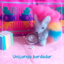 Unicornio bordador y Coatí sushero. Un projet de Artisanat, Sculpture, Conception de jouets, Art conceptuel , et Couture de Adys Estrada - 31.07.2018