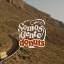 Somos Gente Donuts. Advertising, Photograph, Art Direction, Graphic Design, Marketing, Social Media, Creativit, and Digital Marketing project by Jennifer Vega - 06.21.2019