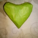 Mi obra de arte un corazón hecho de plástico envueltos de making tape verde. Creativit project by maria1992 - 01.19.2020