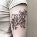 Flowers and bones. Un projet de Conception de tatouage de Vitória Vilela - 27.04.2020