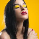 Yellow Beuty. Direção de arte, Fotografia de moda, e Fotografia de retrato projeto de Camilo Valencia Gonzalez - 07.05.2020