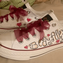 Custom details: Bride sneakers. Traditional illustration, and DIY project by Lidia Casanova Barquero - 05.26.2020