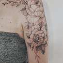 Tatuaje floral. Un proyecto de Ilustración tradicional, Dibujo, Diseño de tatuajes, Ilustración botánica e Ilustración con tinta de Núria Galceran - 26.05.2020
