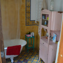 baño y ante baño con baldosas calcáreas en pared y piso. Arquitetura projeto de Juan Manuel Rossi - 04.05.2020