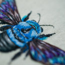 Blue Carpenter Bee. Een project van Borduurwerk, Textielillustratie y Textiel van Yulia Sherbak - 26.11.2020