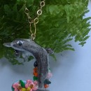 Me encantan los delfines y lo que representan, por eso mi proyecto es un hermoso delfin con flores. En una gama de grises y muy coloridas las flores.. Arts, and Crafts project by morelasarmientocab - 01.11.2021