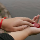 Love & Goodwill red cord bracelet . Een project van Ontwerp van accessoires, Sieradenontwerp, Cop, writing y Logo-ontwerp van Gretel Lara - 11.04.2021