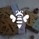 Rebranding - Eco Bee. Photograph, Br, ing, Identit, Graphic Design, Packaging, Screen Printing, Logo Design, Digital Illustration, Textile D, and eing project by Valentina Blanco Fretes - 04.10.2021
