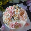 Buttercream Flower Cake & Cupcake. Un proyecto de Diseño, Artesanía, Cocina y Creatividad de Kate Kim - 18.07.2021