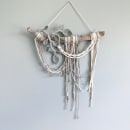 Macrame Flower Crown Wall Hanging . Een project van 3D, Textiel y Macramé van String Theories Fiber Design - 10.04.2021