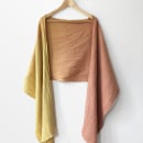 My project in Natural Dyeing of Textiles with Plants course - Ombre-Scarf dyed with Avocado and Goldenrod. Un proyecto de Artesanía, Upc, cling y Teñido Textil de Ania Grzeszek - 23.11.2021
