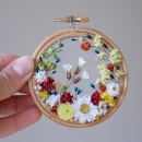 Mini flowers on tulle floral hoops. Un progetto di Artigianato di Olga Prinku - 29.11.2021