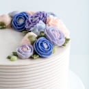 Buttercream Crescent Floral Cake. Un proyecto de Diseño, Artesanía, Cocina y Artes culinarias de Liz Shim - 11.01.2022