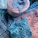 Il mio poncho del caos... ;-). Fashion, Fashion Design, Fiber Arts, DIY, Crochet, and Textile Design project by Katia Verza - 01.28.2022