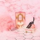 Benefit Cosmetics. Photograph, Set Design, and Commercial Photograph project by Lizzie Darden - 02.11.2022