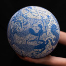 "Sfera Blu": sfera di porcellana decorata con ingobbio blu e tecnica dello sgraffito.. Illustration, and Ceramics project by Clara Holt - 03.24.2022
