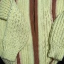 Cardigan creme, rosa e rosa envelhecido e colorwork . Un proyecto de Moda, Diseño de moda, Tejido, DIY, Crochet y Diseño textil de Luiza Dal Pra - 29.06.2022