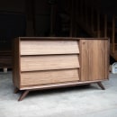 The Lynne Mid Century Modern Credenza. Un proyecto de Diseño y creación de muebles					 de Tyler Shaheen - 26.07.2022
