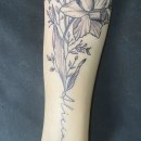 Narcissus Flowers Tattoo. Un proyecto de Diseño de tatuajes de Leyrol Montero - 03.09.2022