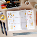Tombow | Fun and Functional Weekly Layouts. Un proyecto de Diseño, Ilustración tradicional, Artesanía, Papercraft, Lettering, Dibujo, H y lettering de Louise Chai - 18.04.2022