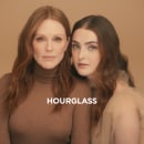 We Glow by Hourglass Cosmetics. Un proyecto de Publicidad, Música, Cine, vídeo y televisión de Juan Dussán & Alex Wakim - 20.09.2022