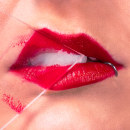 Red Lips on Glass. Un proyecto de Fotografía, Bellas Artes, Post-producción fotográfica		, Retoque fotográfico, Fotografía de moda, Fotografía de retrato, Fotografía de estudio, Concept Art, Fotografía artística y Composición fotográfica de Giovanni Romanelli - 01.04.2021
