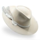 The White Dove . Un proyecto de Moda y Diseño de moda de NOMADE MODERNE HATS - 08.10.2022
