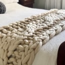 Cable knit bed runner. Interiores, e Tricô projeto de Miriam (Mizz) Evans - 17.11.2022
