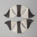 Shogun black and white organic wire crochet jewelry set. Artesanato, Design de joias, Crochê, e Design têxtil projeto de Yoola (Yael) Falk - 12.01.2023