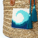 Beach, Please Macramé Tote Bag. Un progetto di Design di accessori, Moda, Fashion design, Fiber Art e Macramè di Terri Watson - 18.01.2023